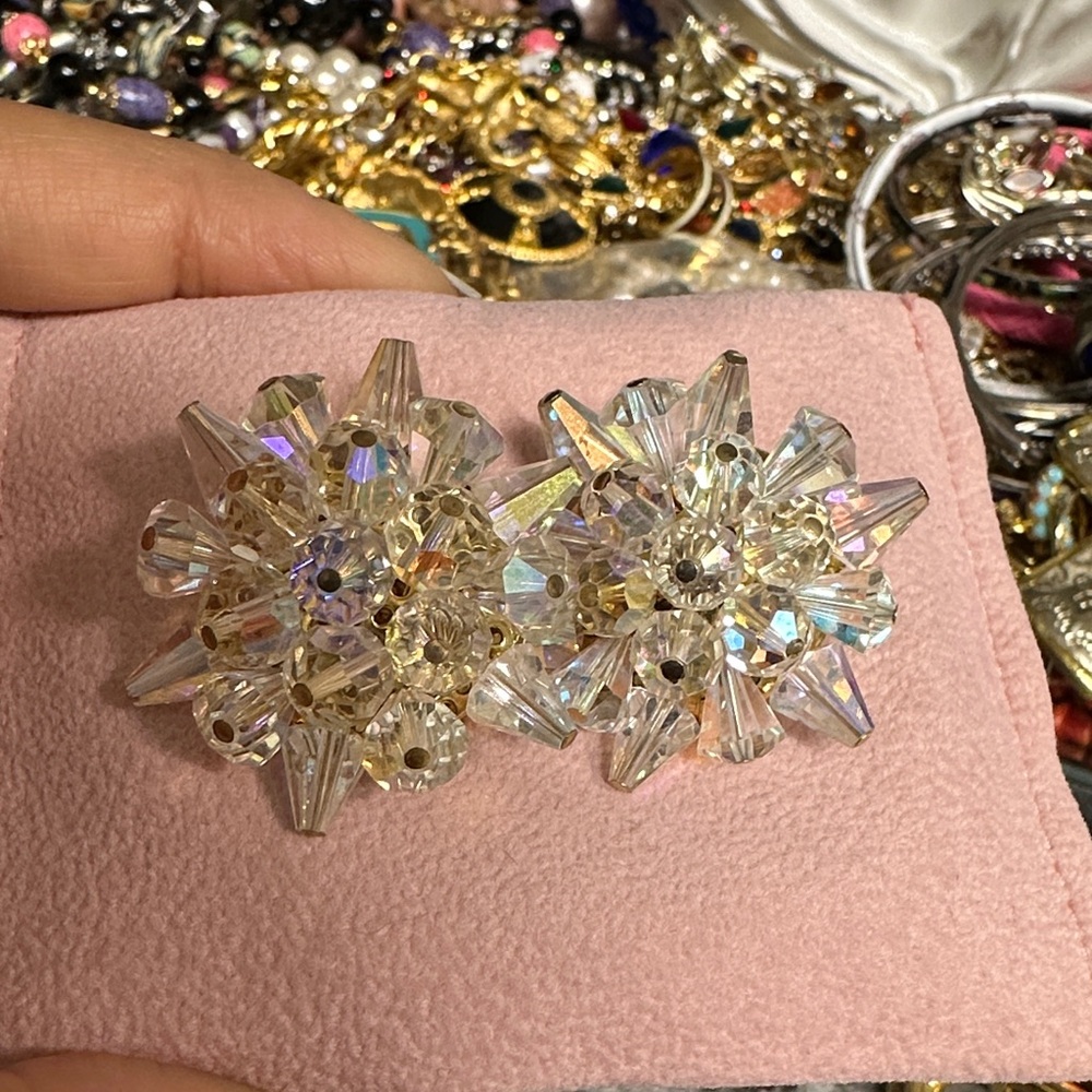 Vintage ALICE CAVINES/AB Crystal big Clip-On Earrings in Iridescent Clear